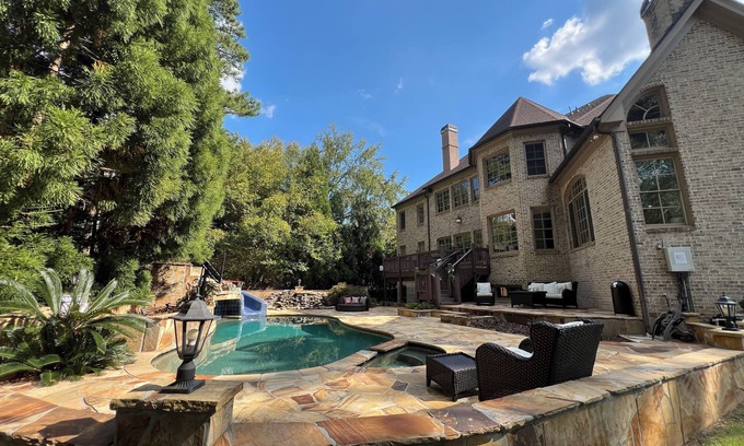 Atlanta House | Home in Atlanta -Heated Pool,Elevator,Movie theater,Gym -15 min from Downtown