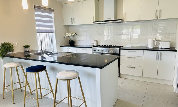 Cambridge House | Inviting Home in Cambridge with Spa and Family Amenities