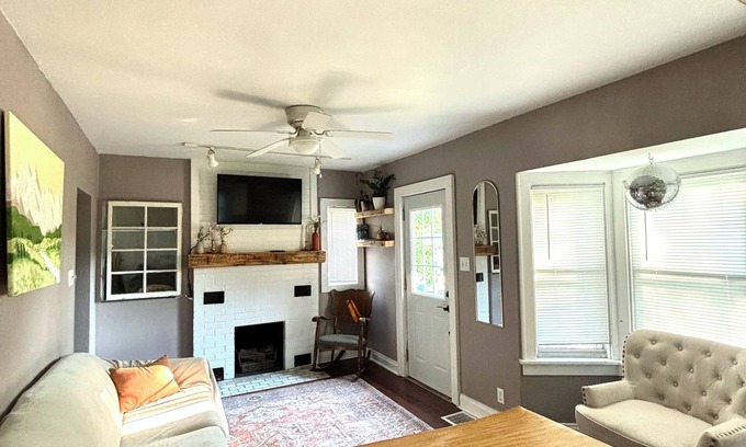 Cedar Falls House | Inviting Cottage Retreat in Cedar Falls - Family-Friendly Stay