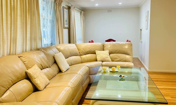 Doncaster House | Home in Doncaster with Gardens, Near Shops & Transport