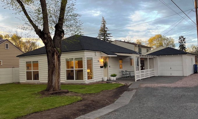 Redmond House | Ideal Downtown Retreat in Redmond, Oregon with Family Amenities