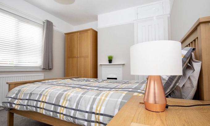 Lincoln House | Inviting Home in Lincoln with Spa & Breakfast Options