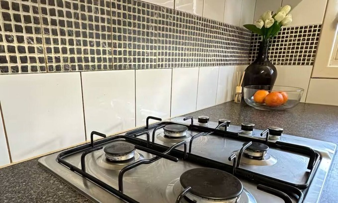 Coolbellup House | Convenient Home in Perth's Prime Location Near the Beach