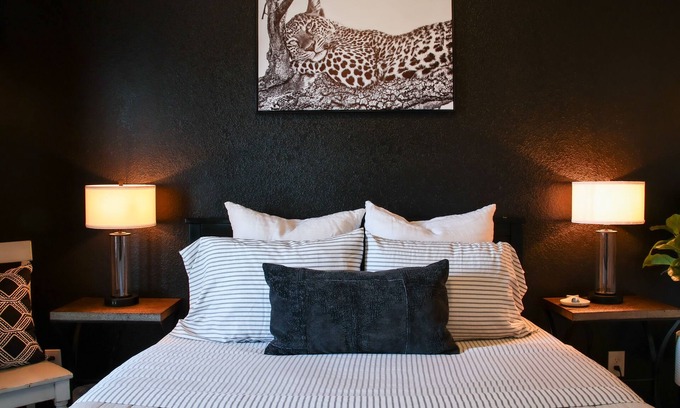 Alvin House | Explore Alvin: Pet-Friendly Retreat with Spa & Breakfast