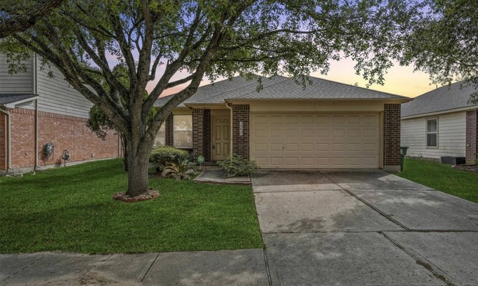 Southbelt/Ellington House | Cozy Retreat in the Center of Houston with Spa and Breakfast