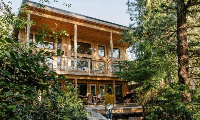 Tofino House | Idyllic Tofino Retreat with Hot Tub & Spa Amenities