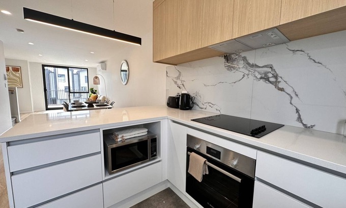 Massey House | Relaxing Home in West Auckland with Spa and Hot Tub