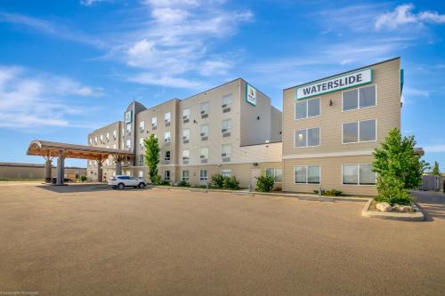 Lloydminster Hotel | Pet-Friendly Home Inn and Suites with Pool in Lloydminster