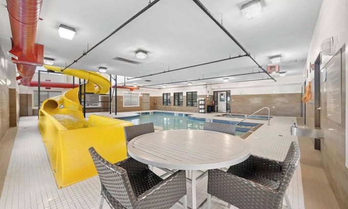 Lloydminster Hotel | Cozy Home Inn and Suites Lloydminster with Pool & Spa