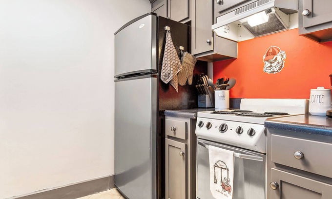 Athens Condo | Discover Comfort at Home Is Where the Arch Is