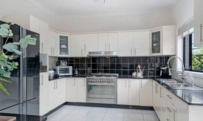 Merrylands House | Heartfelt Getaway: 5-Bedroom Retreat with Hot Tub