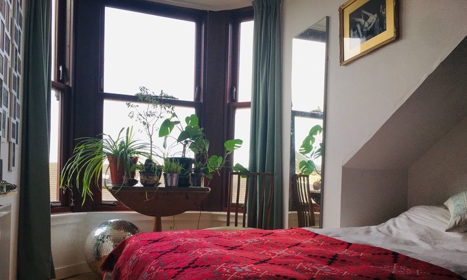 Paisley Apartment | Home is where you lay your hat - minutes to GLA airport