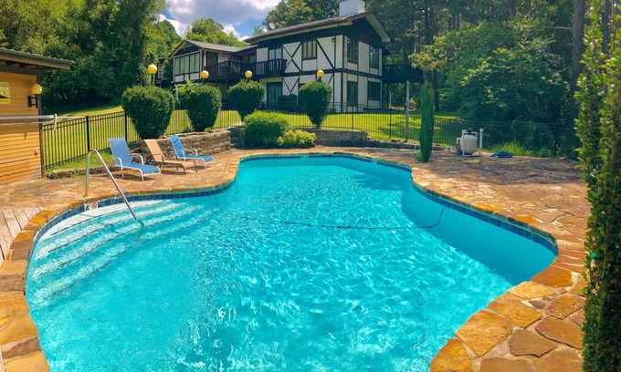 Eureka Springs House | Comfortable Retreat Near Beaver Lake with Game Room & Pool