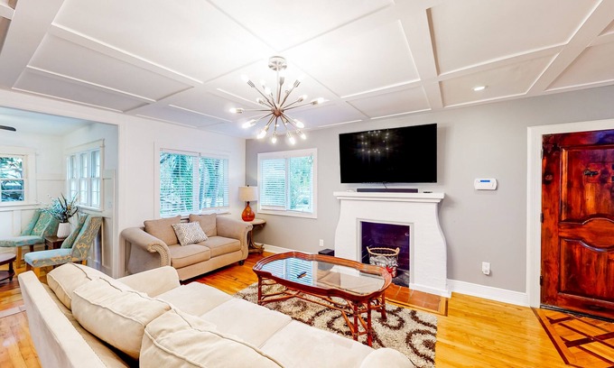 Old Northwood House | Beachfront Oasis with Private Pool & BBQ Area, 10/10 Rating