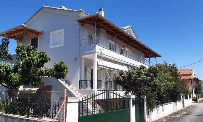Velon House | Beachside Retreat for Families Near the Ocean