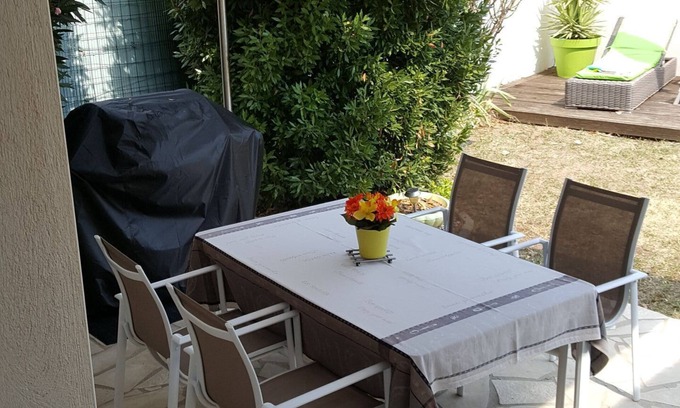 Villeneuve-les-Maguelone House | Spacious Family Retreat with Pool and Ocean View