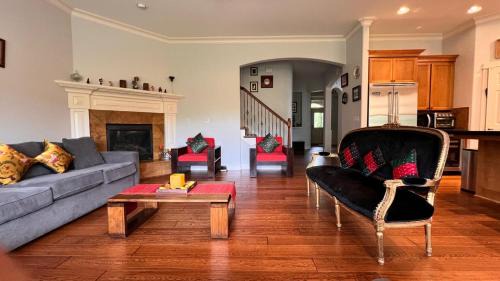 Renton Bed & Breakfast | Exceptional Home of Jaya: Family-Friendly with Kitchen Access