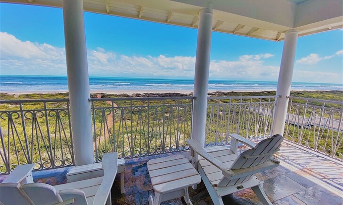 The Shores House | Beachfront Escape at Portofino: Rated 9.2/10 with Pool