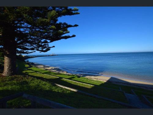 Duncan Cabin | Home on the Bay on Esplanade and Buller St Kingscote-book 2 nights get the 3rd night free