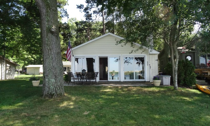 Mears Cottage | Lakefront Retreat: Swim, Boat & Savor Morning Coffee