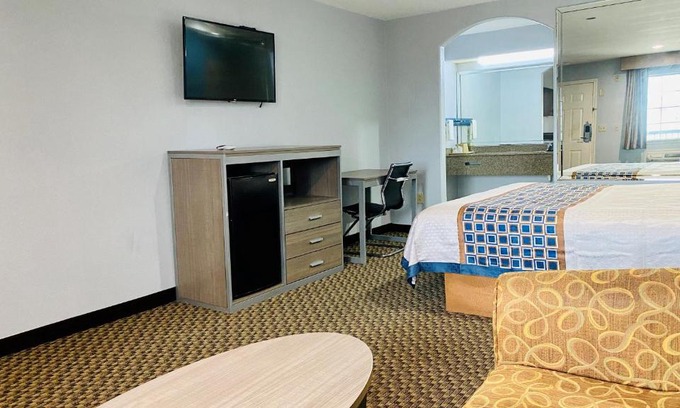 Southeast Houston Hotel | Convenient Moonlight Inn and Suites with Family-Friendly Amenities