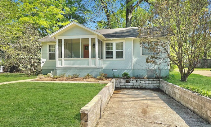 New Albany Cottage | Exceptional Retreat with Private Yard Near Downtown Trails