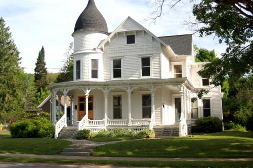 Oneonta Apartment | All-Star Baseball Rentals: Pet-Friendly with Pool Access