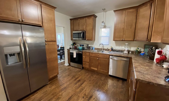 Racine House | Perfect Retreat: Pro Cleaned, Sleeps 12 with Breakfast