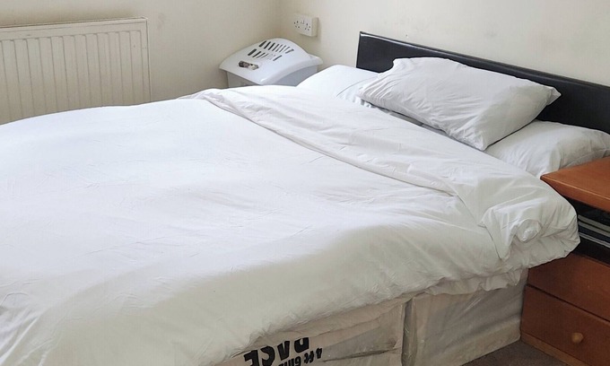 Becontree Apartment | Welcoming Home Sweet: Family-Friendly Stay Awaits!