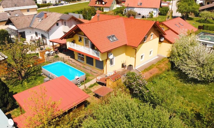 Ebenthal in Kaernten Apartment | Cozy Retreat: Home Sweet Home with Pool & Pet-Friendly Options