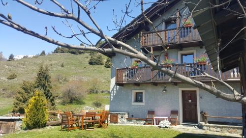 Antey-Saint-Andre Ski Chalet | Comfortable Retreat: Home Sweet Home for Families
