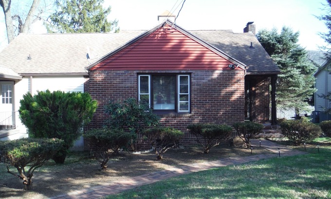 Fort Montgomery House | Ideal Retreat for West Point Events with Kitchen & Breakfast