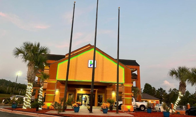 Crestview Hotel | Pet-Friendly Home Town Inn & Suites with Pool Access