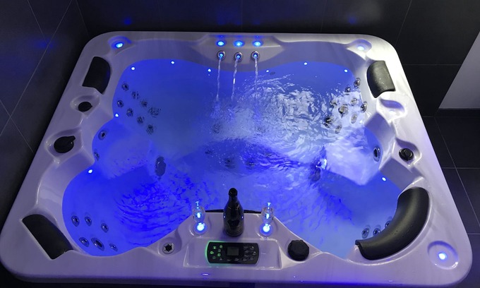 Chatellerault House | Ideal Getaway at Home VIAULT: Spa & Hot Tub Retreat