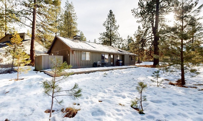 Overlook Park House | Relaxing Retreat with Pool, Hot Tub & SHARC Passes