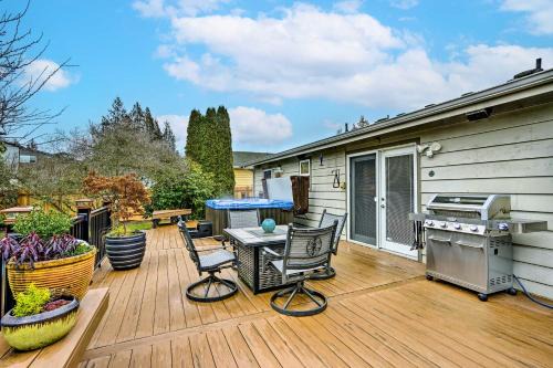Picnic Point-North Lynnwood House | Inviting Lynnwood Home with Private Hot Tub & Fire Table