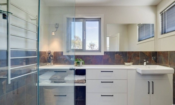 East Jindabyne House | Inviting Retreat with Scenic Snowy Mountains and Lake Views