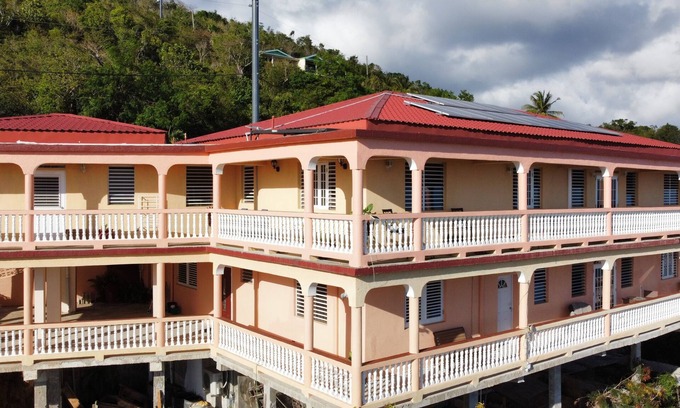 Estate Contant House | Inviting Home with Ocean Views & Flexible Check-In/Out