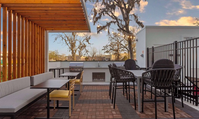 Lake Jackson Hotel | Explore Home2 Suites By Hilton Lake Jackson with Pool & Breakfast