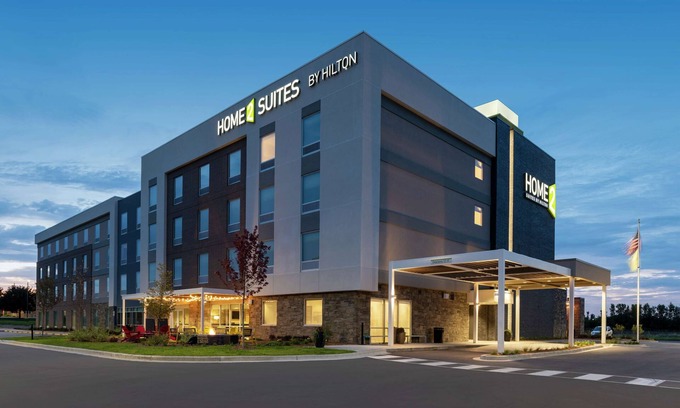 Appleton Hotel | Exceptional Home2 Suites by Hilton Appleton with Pool & Kitchen