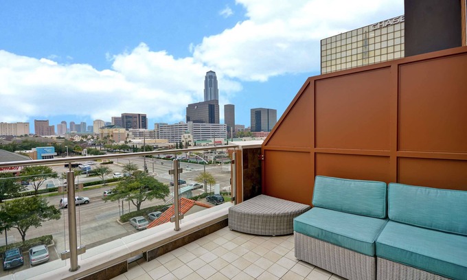 Houston Hotel | Discover Home2 Suites by Hilton near Galleria with Pool