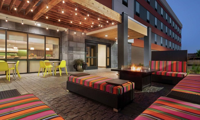 Bismarck Hotel | Inviting Home2 Suites by Hilton Bismarck with Pool & Spa