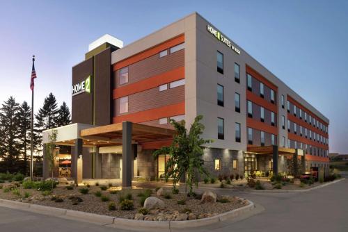 Bismarck Hotel | Discover Home2 Suites By Hilton Bismarck - Pet Friendly & Pool