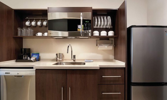 Goldsboro Hotel | Inviting Home2 Suites by Hilton Goldsboro with Pool & Breakfast