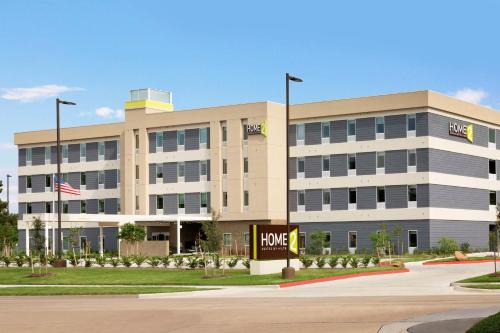 Deco Hotel | Stylish Home2 Suites by Hilton Houston Willowbrook Awaits