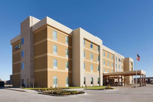 Lubbock Hotel | Comfortable Home2 Suites by Hilton Lubbock with Pool & Kitchen