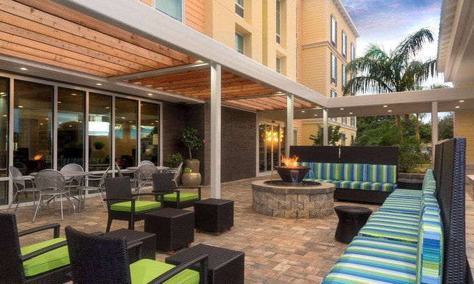 Laurel Hotel | Premier Home2 Suites by Hilton Nokomis with Pool & Breakfast