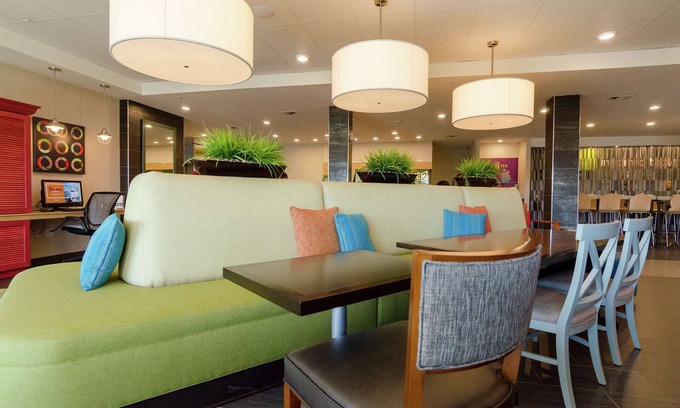 Portland Hotel | Comfortable Home2 Suites by Hilton Portland with Pool & Kitchen