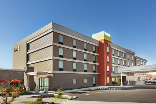 Portland Hotel | Discover Home2 Suites By Hilton Portland Airport with Pool