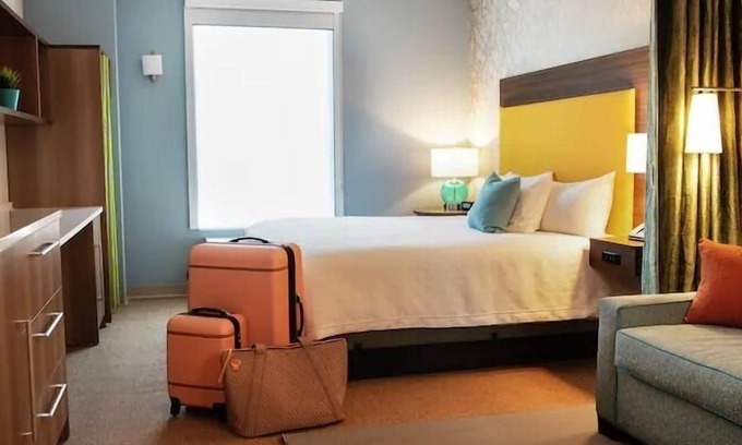 North River Shores Hotel | Discover Home2 Suites by Hilton Stuart with Pool & Breakfast
